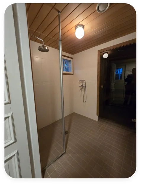 Nanopinnoitettu laattapinta kylpyhuoneessa
